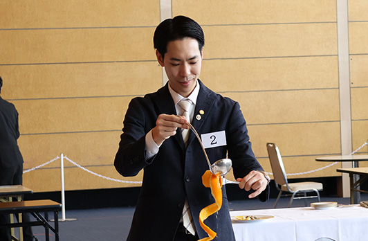 【金賞】レストランサービス職種 清水 竣馬 選手