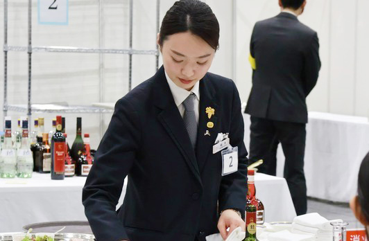 【金賞】レストランサービス職種 嶋末 小由紀 選手