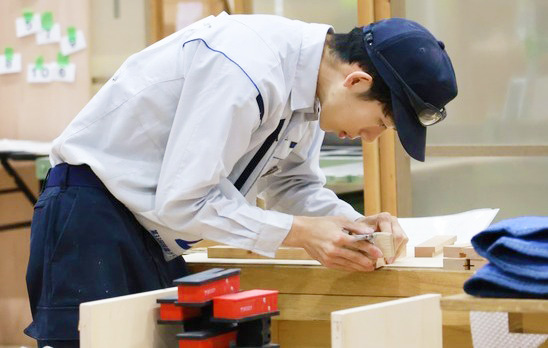 【銀賞】家具職種 山村 薫 選手