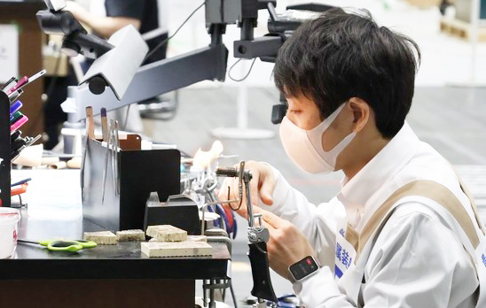 【銀賞】貴金属装身具職種 菅田 里志 選手