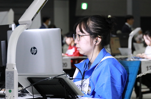 【銀賞】ウェブデザイン 小玉　璃胡 選手