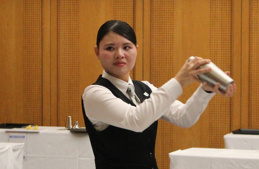 【銅賞】レストランサービス 乙田　果音 選手